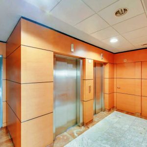 oficina-alquiler-madrid-tres-cantos-edificio-la-encina-plaza-de-la-encina-10-11-ascensores.jpg