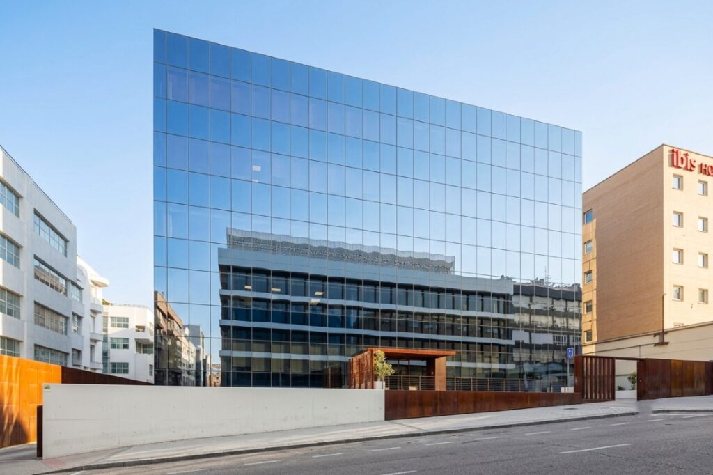 ALQUILER-OFICINAS-MADRID-CALLE-DE-VALENTÍN-BEATO-22-28037-MADRID-FACHADA (3).jpg