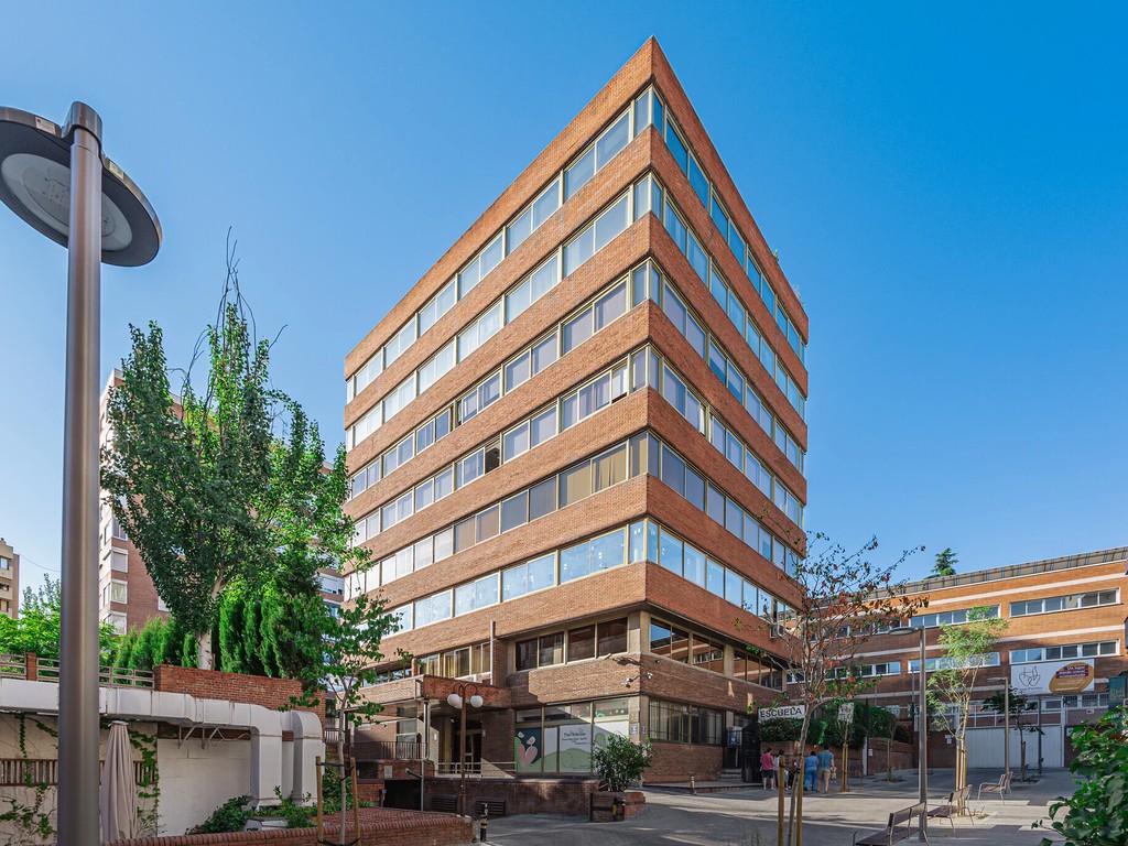 Alquiler-Oficinas-Avenida-De-Alberto-Alcocer-24-Madrid-Edificio.jpg