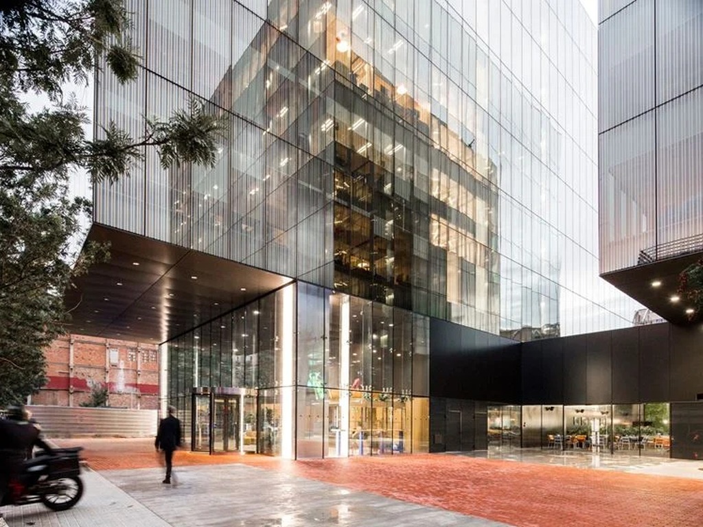 Alquiler-Oficinas-Complejo-Luxa-Edificio-Gold-Carrer-De-Tanger-86-Barcelona-Fachada
